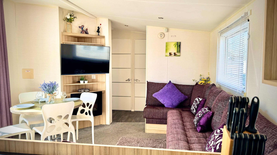 Room 3, Marton Mere - 3 Bedroom Caravan, Lancashire
