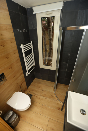 Bathroom 3, Mountscape, Aley