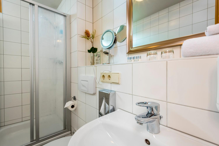 Bathroom 4, Hotel Ambassador-Berlin Grunau, Berlin