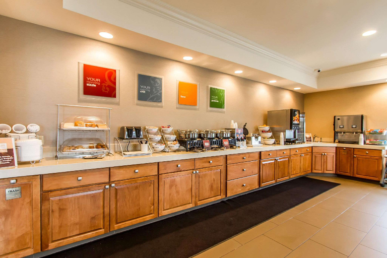 Food & Drinks 5, Comfort Suites Mattoon East, Coles