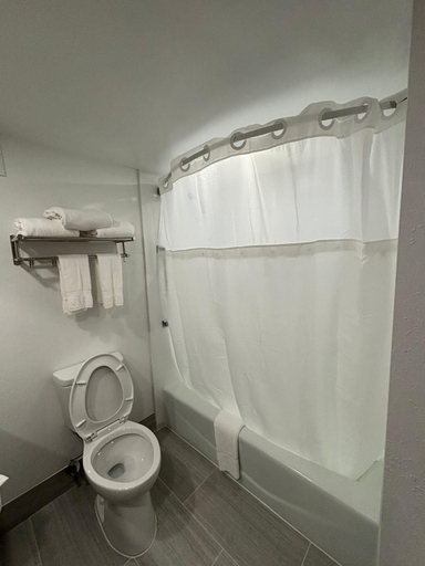 Bathroom 3, Days Hotel by Wyndham Williamsburg I-64, Williamsburg