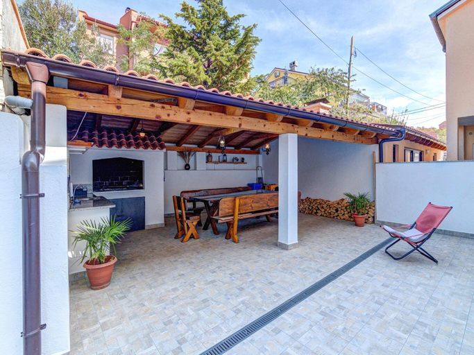 Others 3, Apartment in Senj with Sea Views  BBQ, Senj