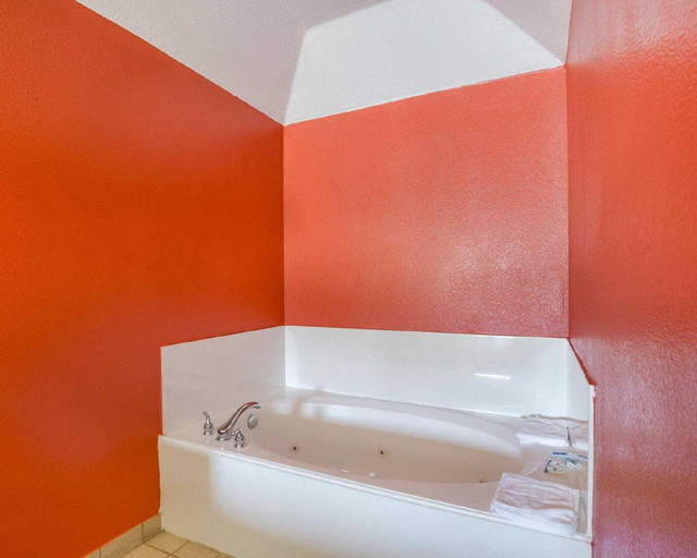 Bathroom 4, Rodeway Inn & Suites Humble IAH, Houston