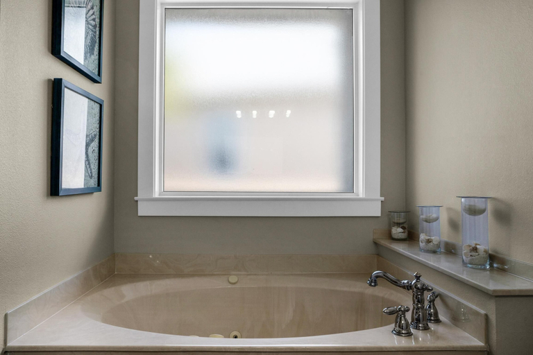Bathroom 4, A Piece of Heaven, Walton