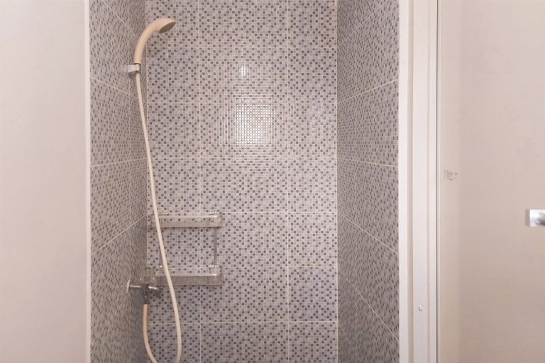 Bathroom 3, Cozy and Homey Studio (No Kitchen) at Apartment Aeropolis Residence, Tangerang