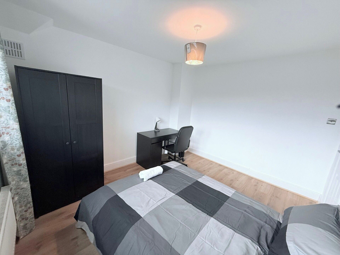 Room 2, Fountain House-sleeps 5-central Dagenham-parking, London