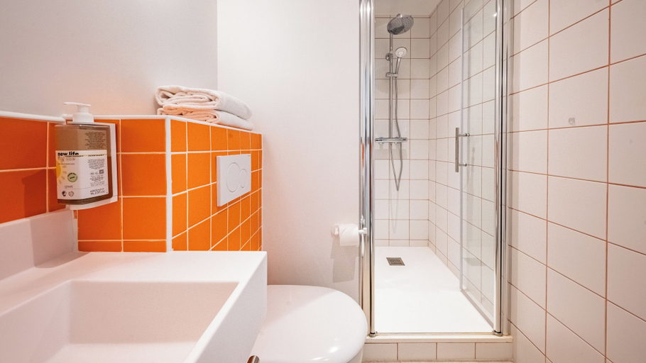 Bathroom 3, greet Hotel Massieux Lyon Nord, Ain
