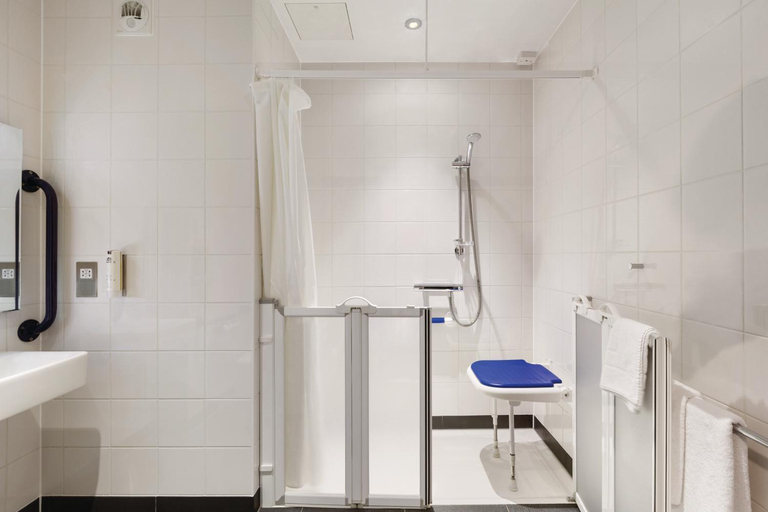 Bathroom 4, Ramada by Wyndham Cobham, Surrey