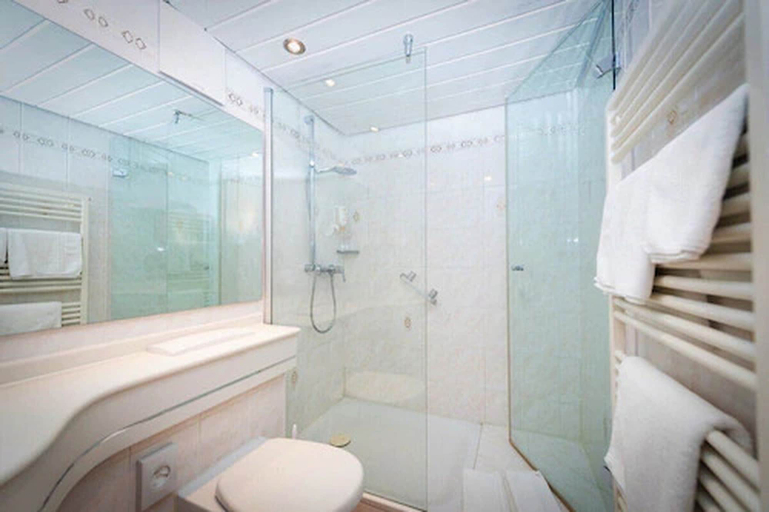 Bathroom, Hotel zum Löwen, Neu-Ulm