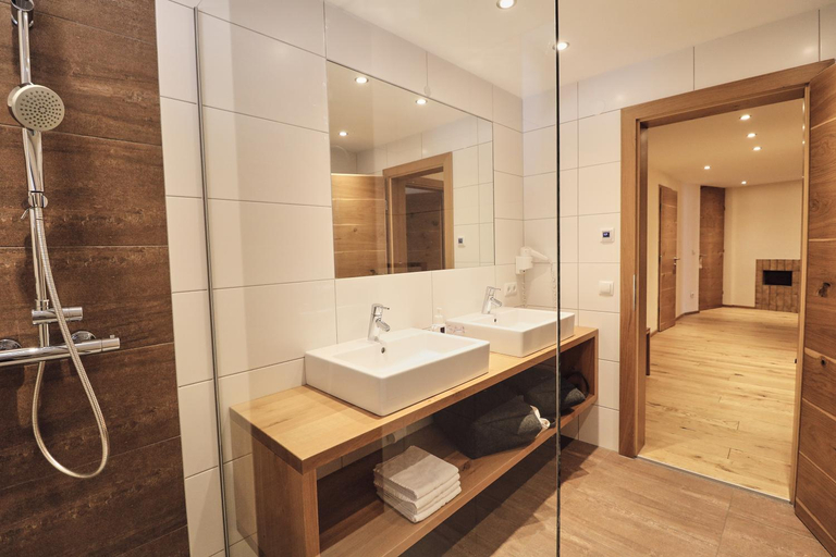 Bathroom 2, Hotel Traube, Landeck