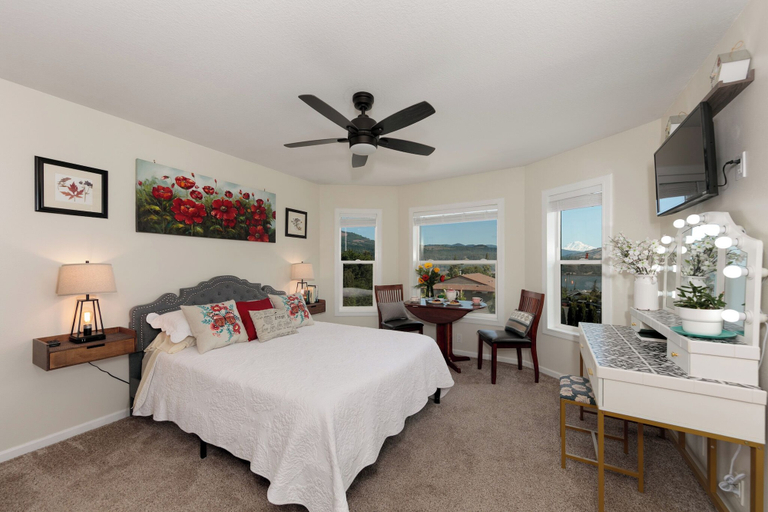 Bedroom 3, The Irish Inn, Hood River