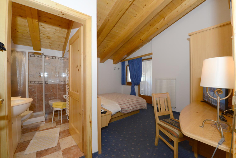 Bedroom 2, Hotel Sole, Trento
