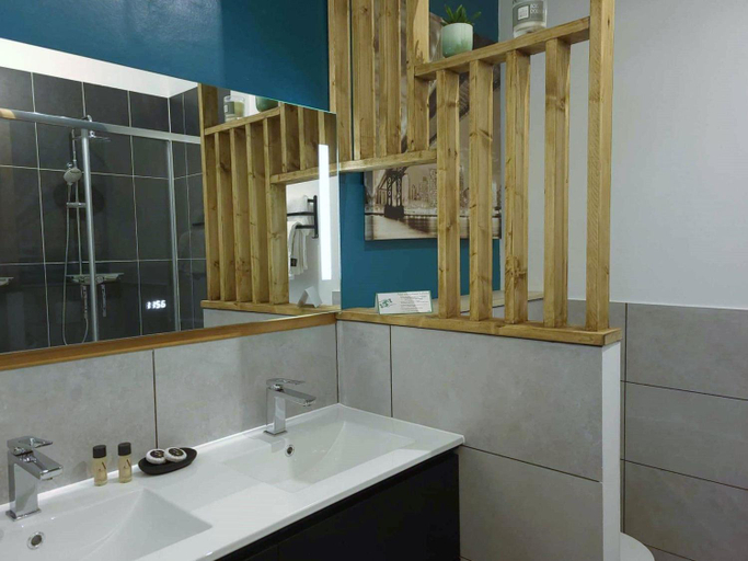 Bathroom 5, Sejour de Charme au Chateau avec Petit-Dejeuner et Parking - FR-1-591-705, Indre