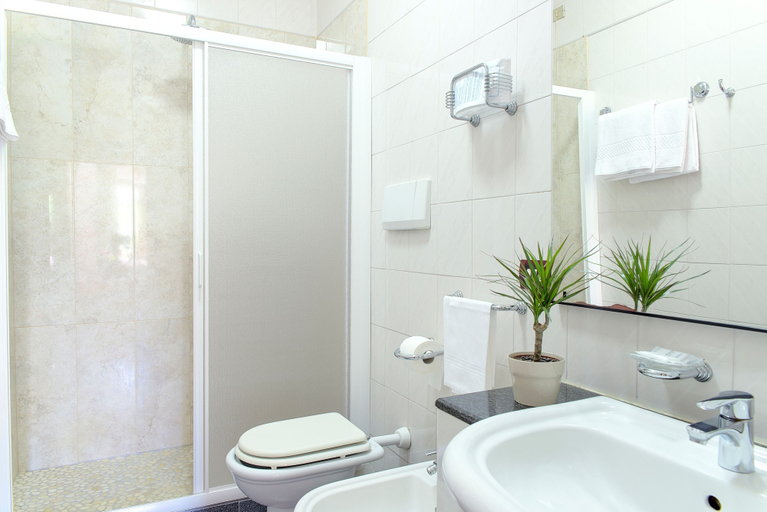 Bathroom 3, Hotel Da Carlos, Lucca