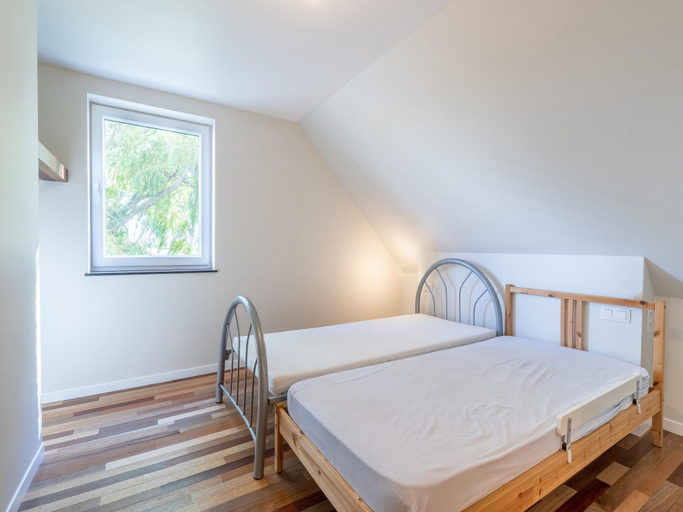 Room 4, Spacious Holiday Home With Pond in Poperinge, West-Vlaanderen