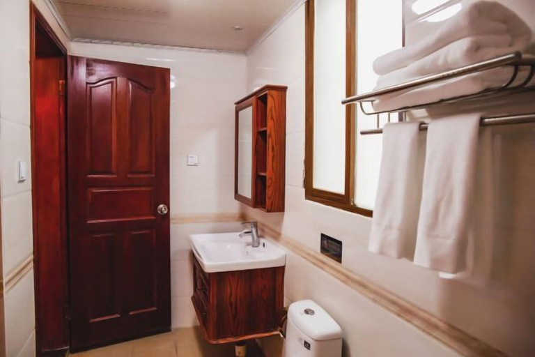Bathroom, Yina Inn (Lijiang Ancient City Dashuiche), Lijiang