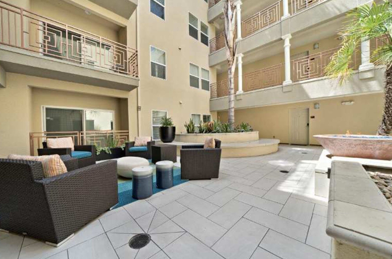 Room 2, Modern Escape W Pool GYM Parking 10 Min to Cedars, Los Angeles