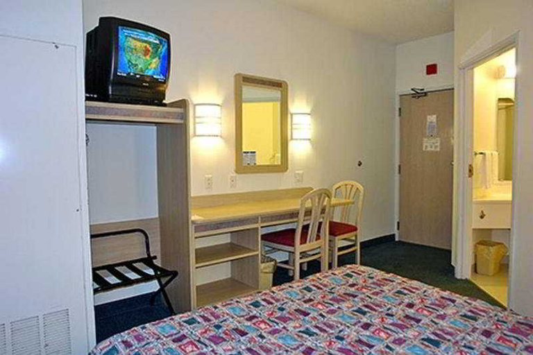 Bedroom 3, Motel 6 Burlington, Chittenden