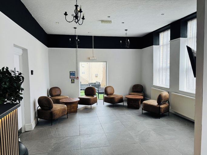 Others 5, Hotels 247, Newport