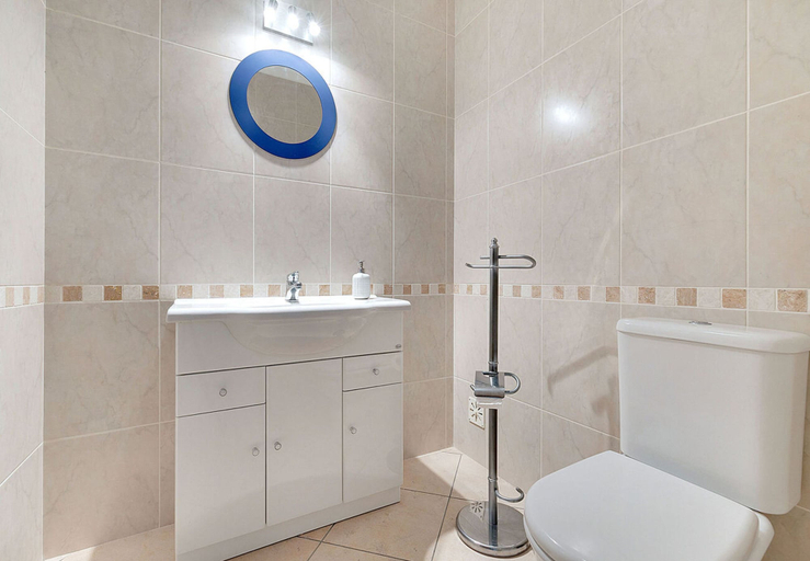Room 2, Harmony House, Lagoa
