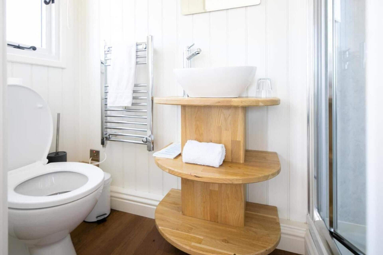 Bathroom 4, Cabin for 2 with walks WiFi bat and restaurant, Angus