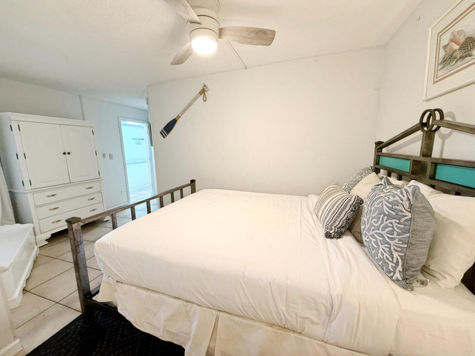 Bedroom 1, Moondrifter 105, Bay