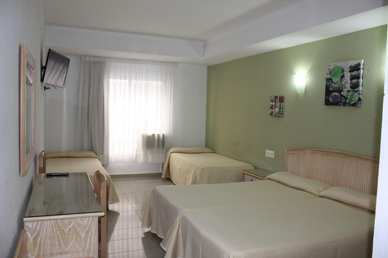 Bedroom 2, Hotel Porto, Valencia