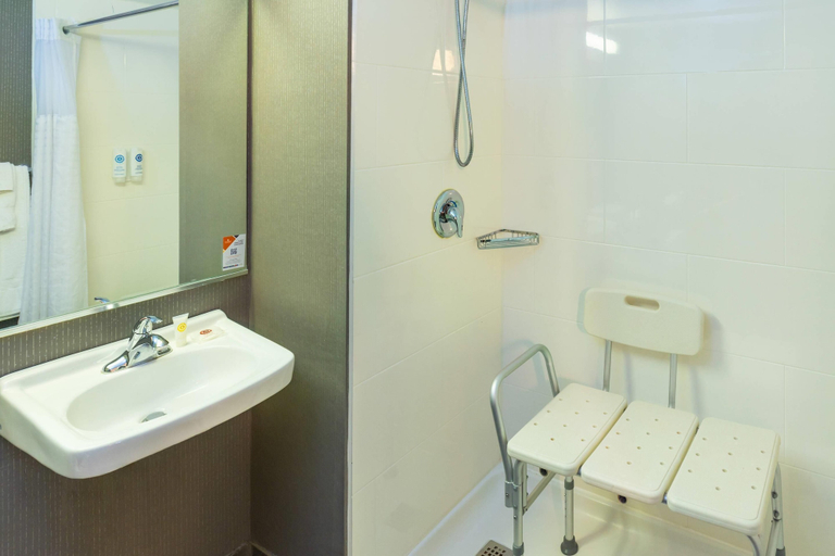 Bathroom 4, Comfort Inn Charlottetown, Queens