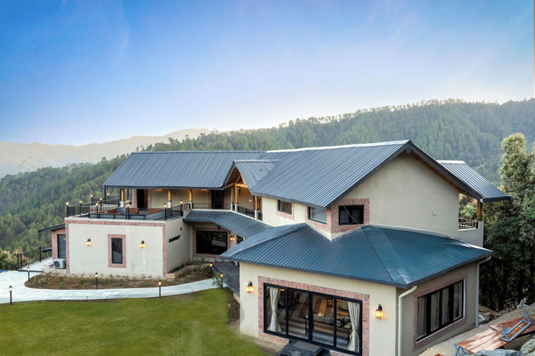 Exterior & Views