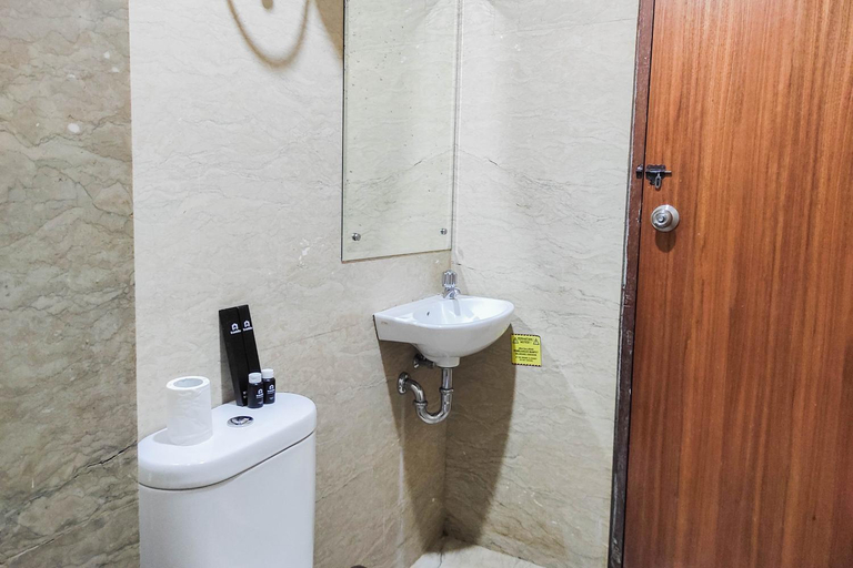 Bathroom 3, Luxurious 2BR at Vida View Makassar Apartment By Travelio, Makassar