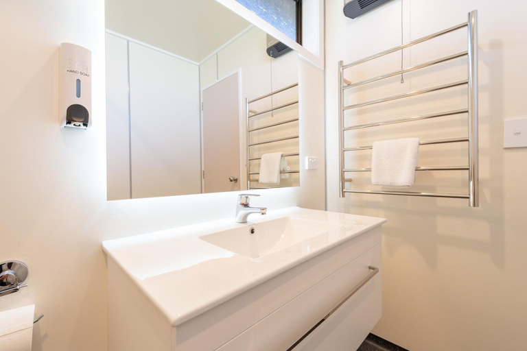 Bathroom 5, Te Anau Top 10 Holiday Park, Southland