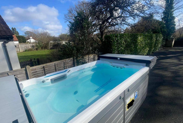 Outdoor spa tub, 6 Bed-sleeps 8 Gym-hottub-garden-parking, Bristol