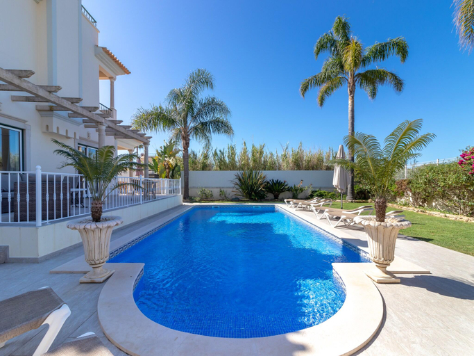 Sport & Beauty 4, Luxury villa in Albufeira with heated private pool, Albufeira