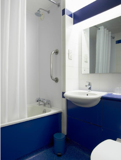 Bedroom 3, Travelodge Staines, Surrey