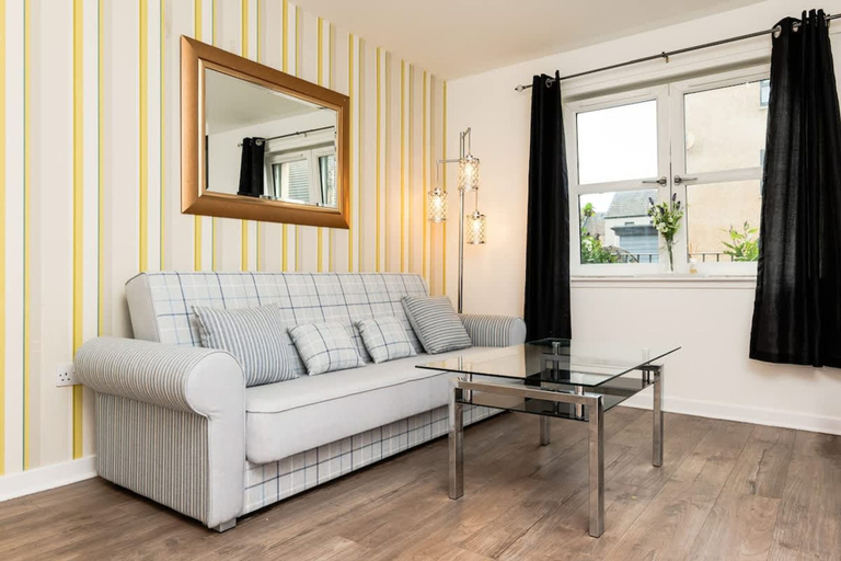 Room 2, 3 Bedroom House - Free Parking, Aberdeen