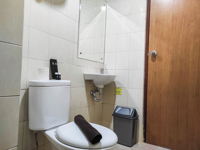 Bathroom 3, Luxurious 1BR at Vida View Makassar Apartment, Makassar