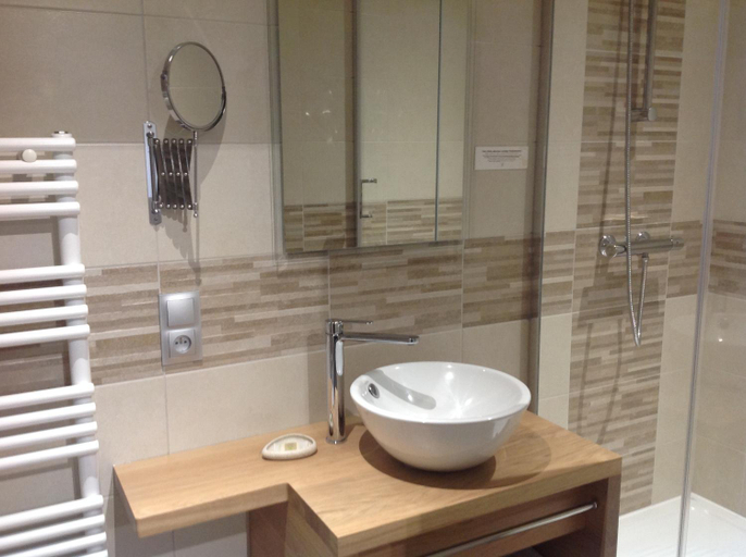 Bathroom 3, Auberge De L'Abbaye-Logis Hotel Restaurant, Manche
