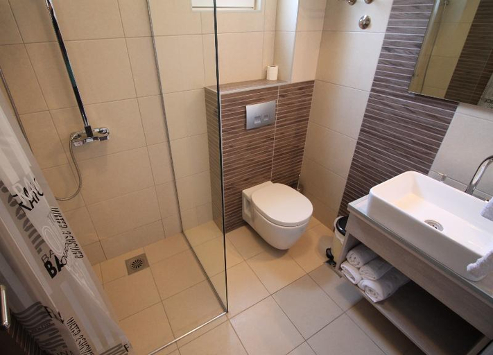 Bathroom 4, Le Marc Guesthouse