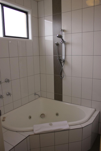 Bathroom 4, Swan Hill Resort, Swan Hill - Central