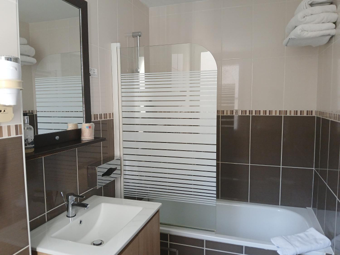 Bathroom 3, Comfort Hotel d' Angleterre Le Havre, Seine-Maritime