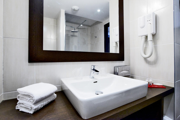 Bathroom 4, KYRIAD Design ENZO THIONVILLE, Moselle