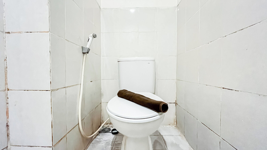 Bathroom 3, Cozy and Good Studio at Apartment Urbantown Serpong, Tangerang Selatan