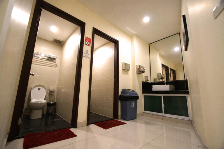 Bathroom 5, Pavilion Inn, Miri