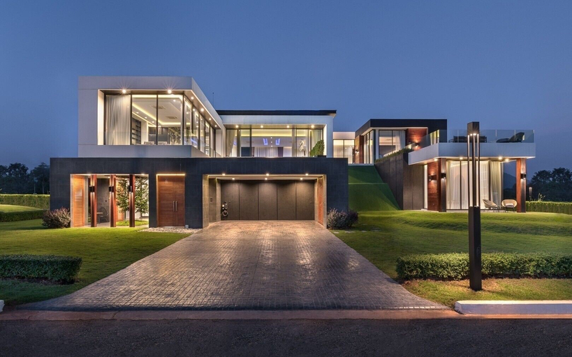 Exterior & Views