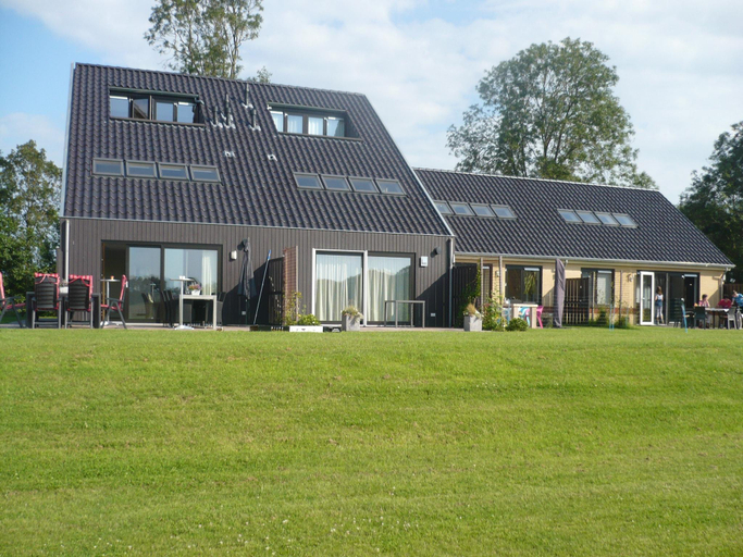 Others 4, holiday home with private terrace, Skarsterlân