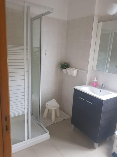 Bathroom 4, Valentinos Apartments