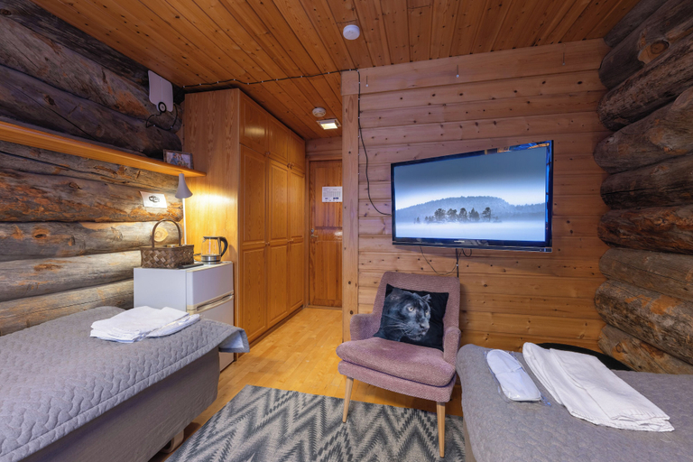 Bedroom 2, Kuukkeli Log Houses Teerenpesä, Lapland