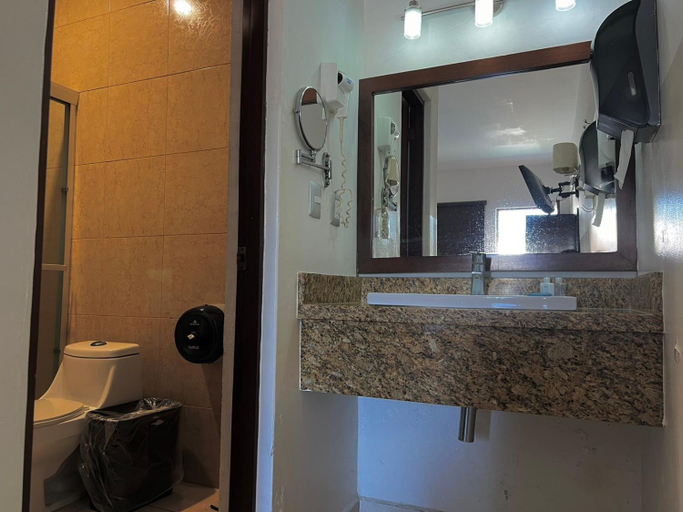 Bathroom 2, Hotel Maioris Guadalajara, Tlaquepaque