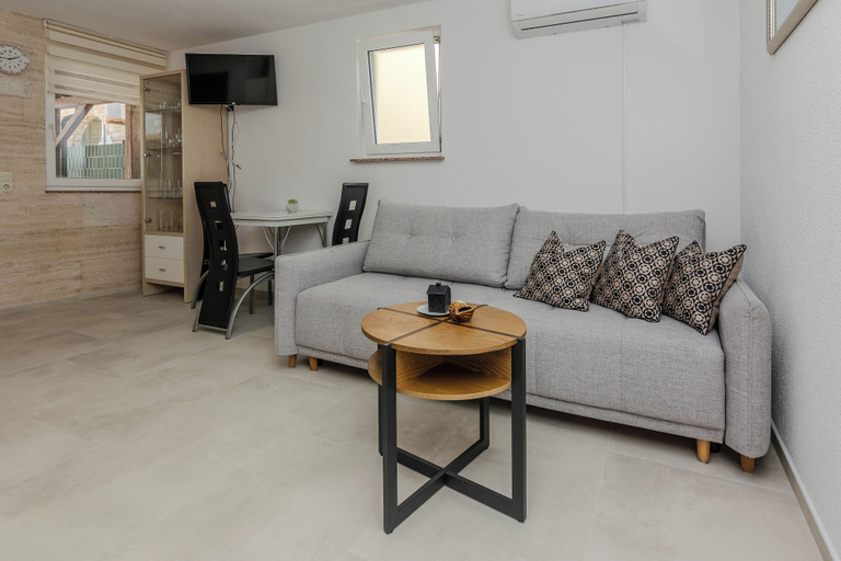 Others 5, Apartments Tukara, Vir