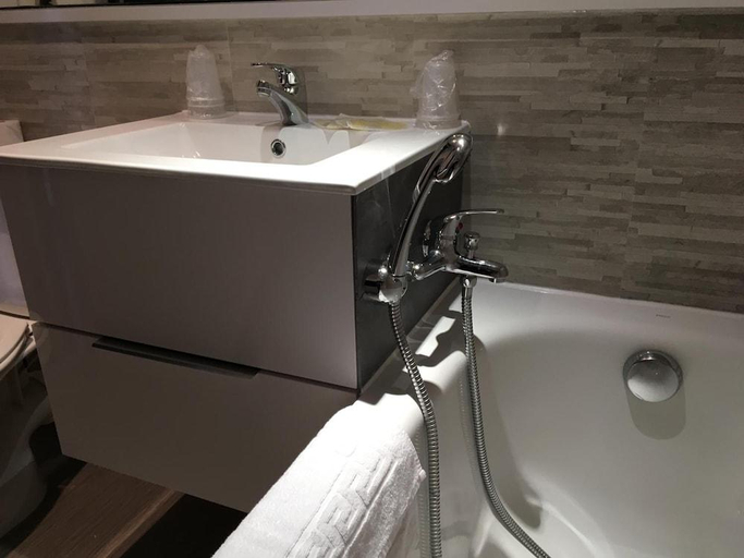 Bathroom 3, Hotel Les Rives Bleues, Hérault